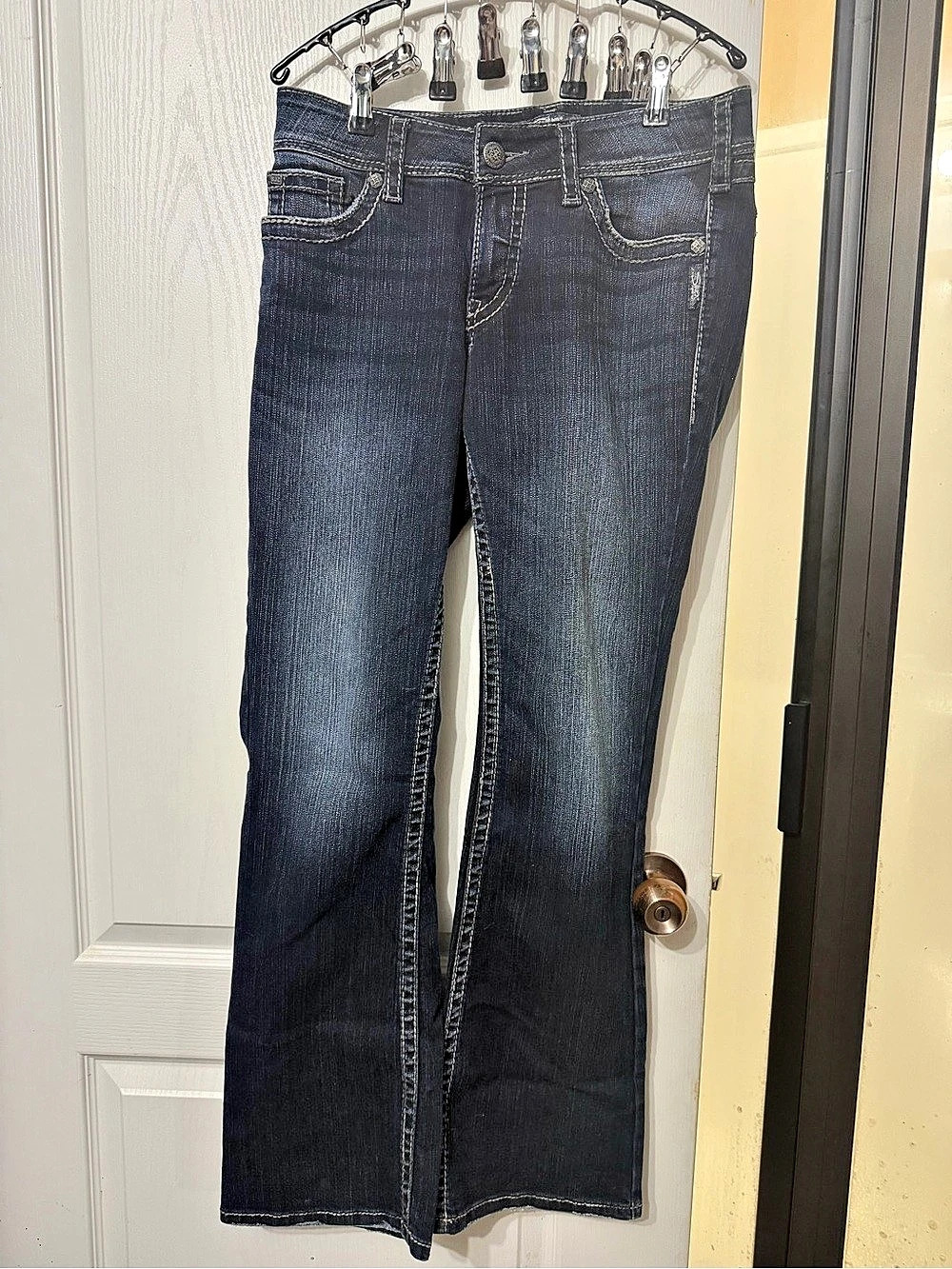 Silver Jeans Co. Suki Surplus Mid Rise Bootcut Jeans. Blue Waist 29